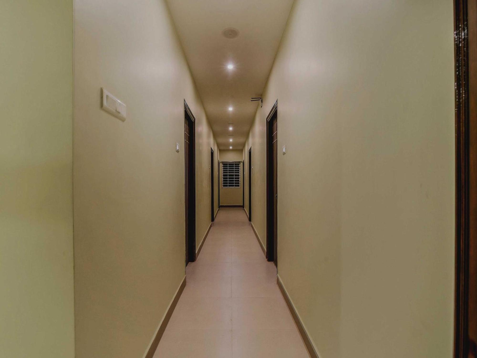 Oyo Flagship 28216 Raajas Grand 3*