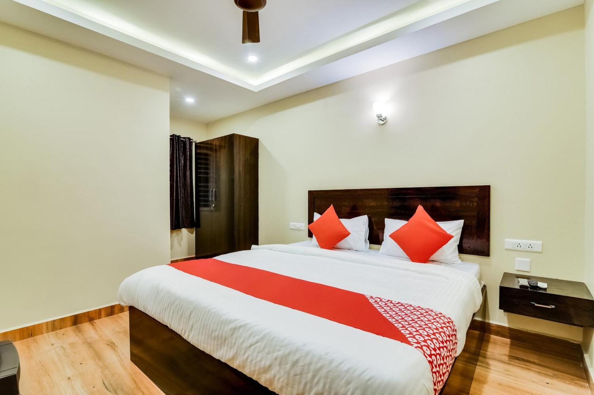 Oyo Flagship 28216 Raajas Grand 3*