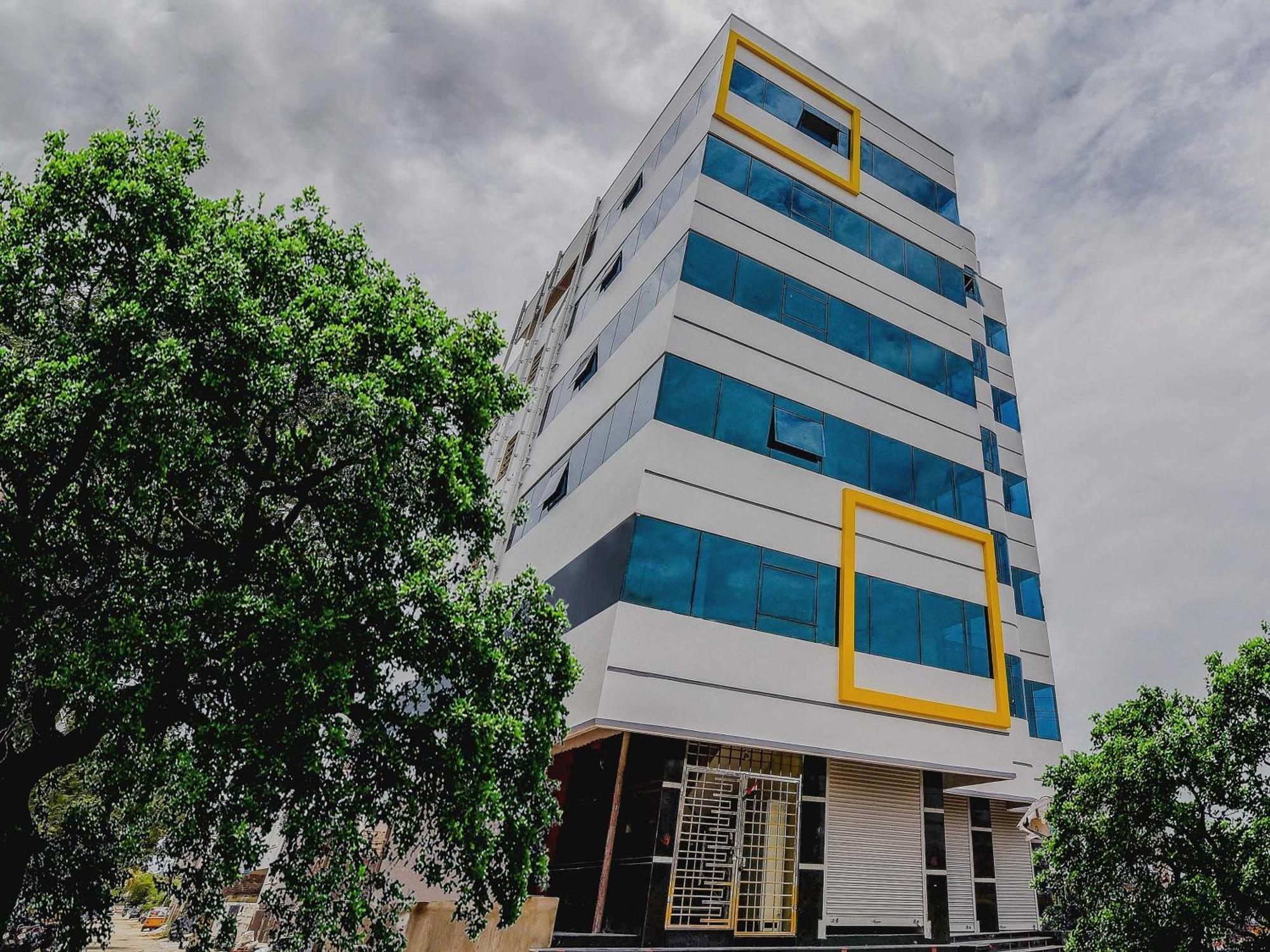 Hotel Oyo Flagship 28216 Raajas Grand 3*