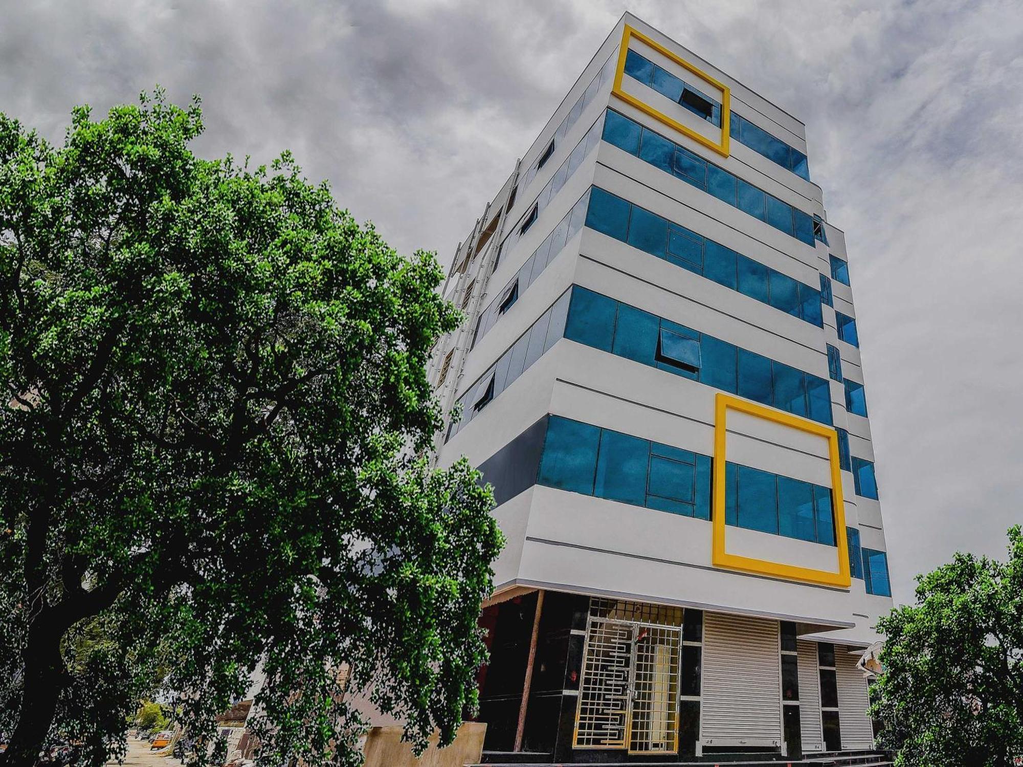 Oyo Flagship 28216 Raajas Grand Hotel 3*