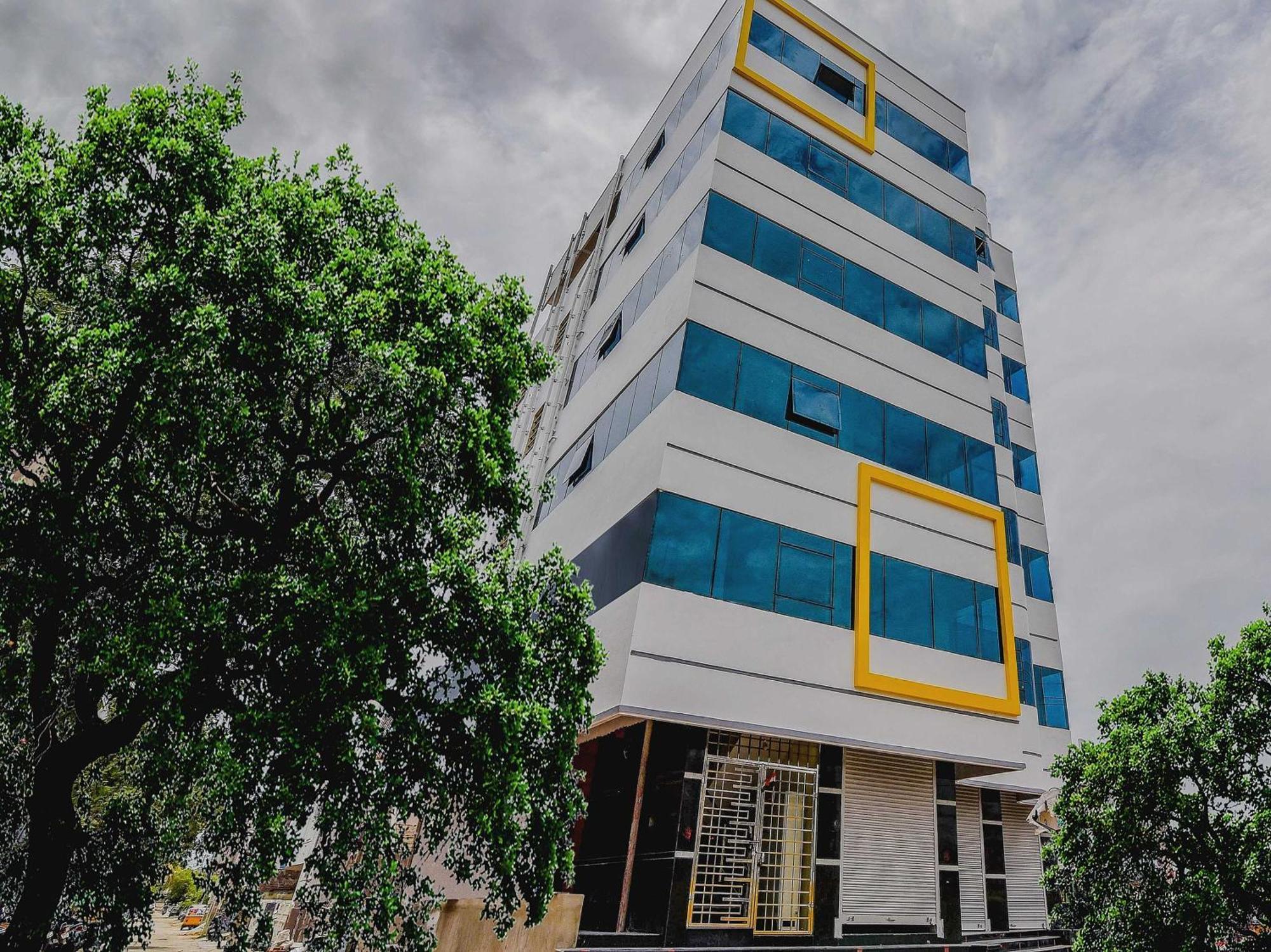 Oyo Flagship 28216 Raajas Grand Tirupati