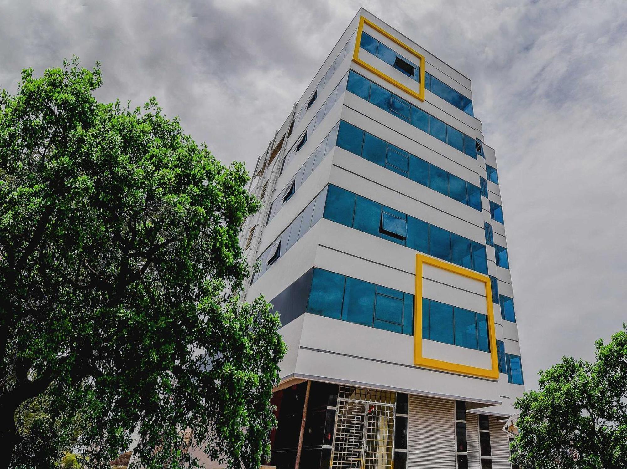 Hotel Oyo Flagship 28216 Raajas Grand