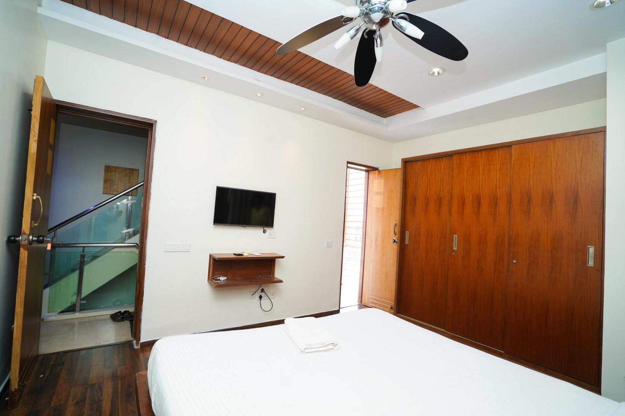 Golden - Duplex With Private Theater - A Golden Group Of Premium - Guest house Tirupati