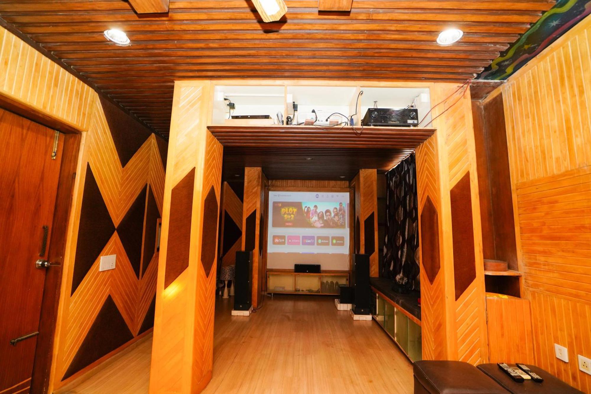 Golden - Duplex With Private Theater - A Golden Group Of Premium - Guest house