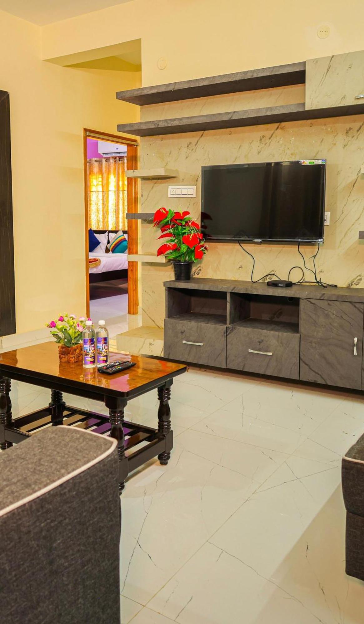 Homestay S V Ideal -2bhk Service Apartments-ac Bedrooms, Premium Amities, 2km To Tiruchanoor Padmavathi Temple , 6km To Alipiri, 24 Service Boys Available *