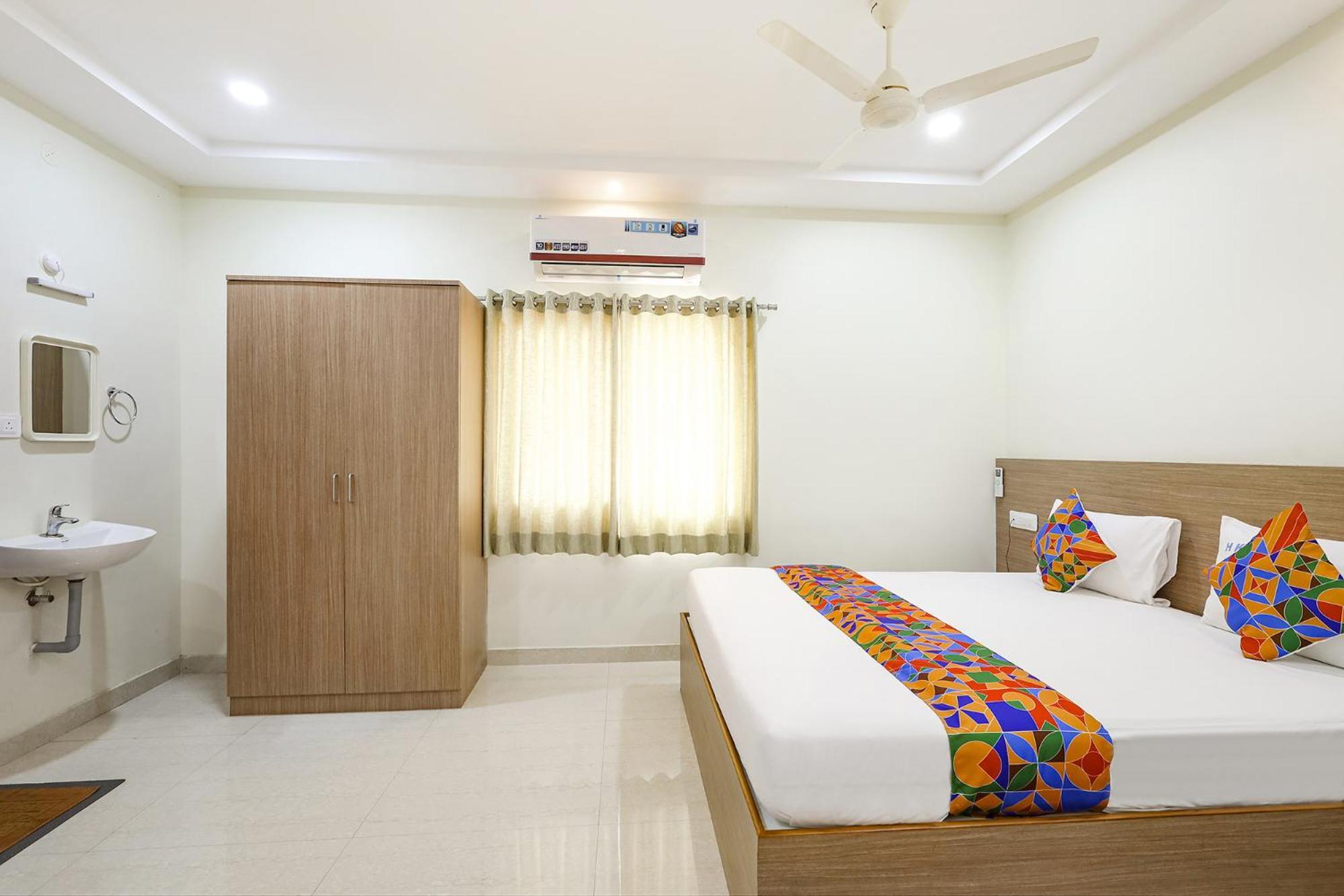 Hotel Fabhotel Karthikeya Residency - Bus Stand - 900m