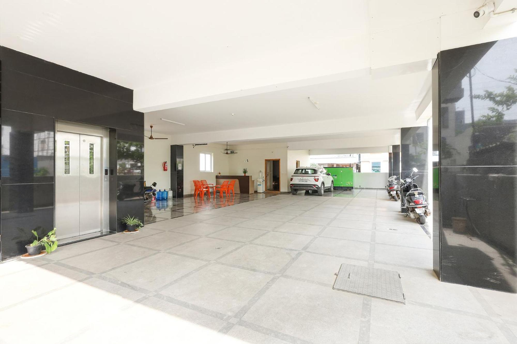 Fabhotel Karthikeya Residency - Bus Stand - 900m