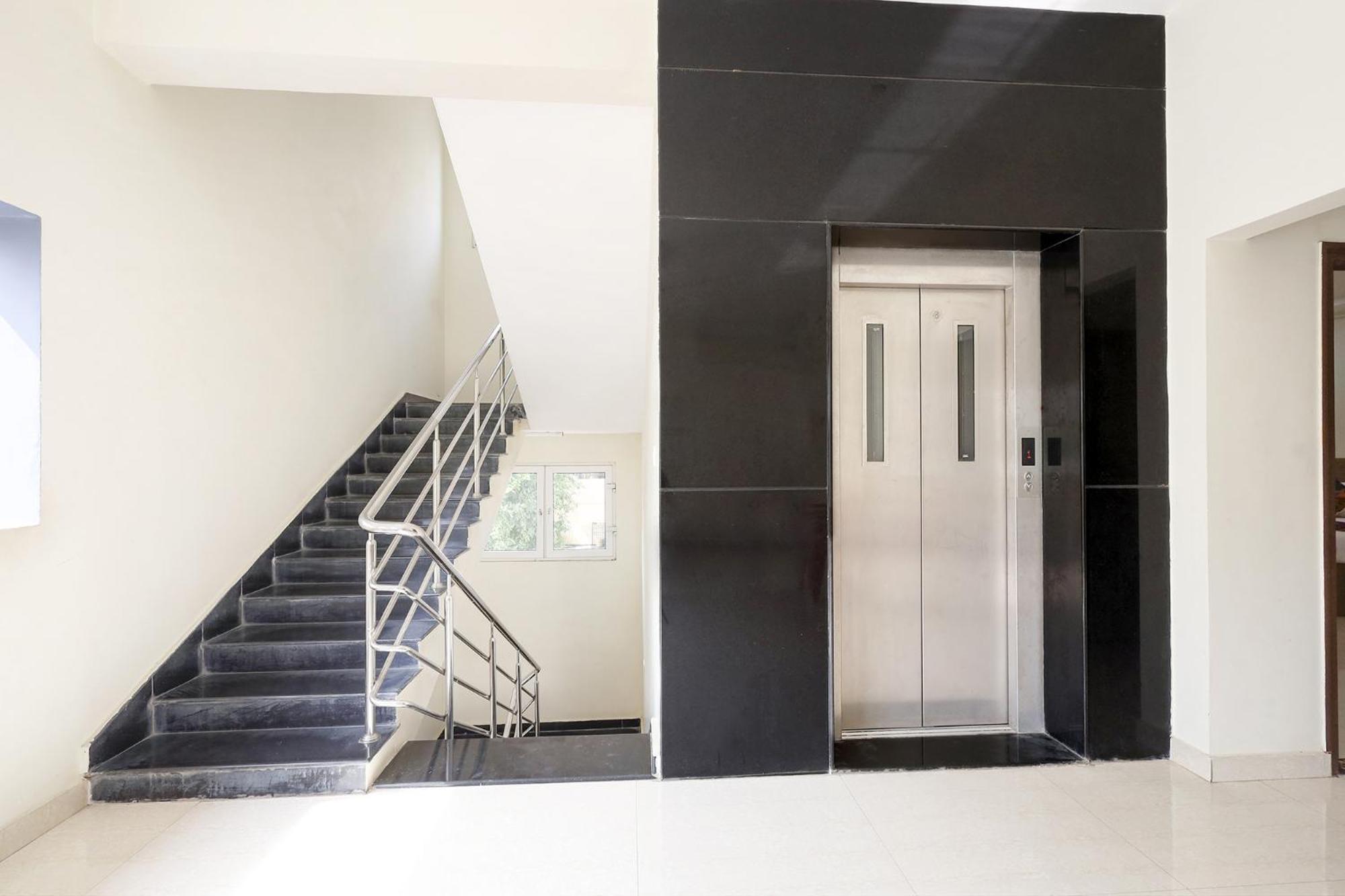 Fabhotel Karthikeya Residency - Bus Stand - 900m