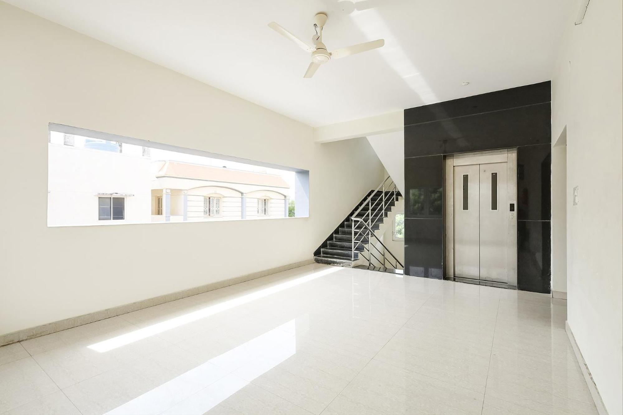 Hotel Fabhotel Karthikeya Residency - Bus Stand - 900m