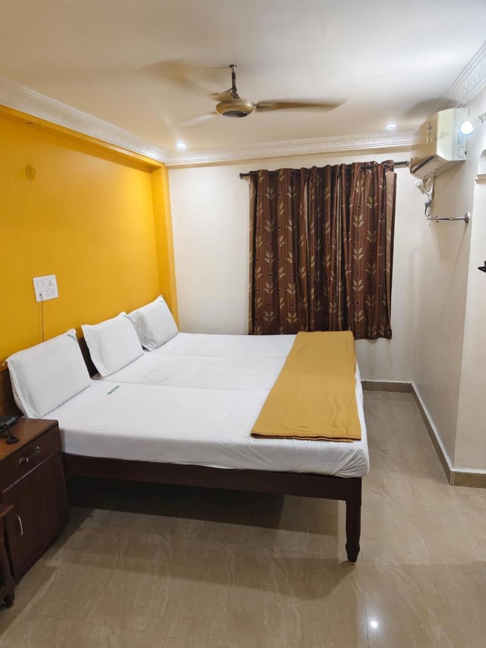 Sahasra - Opposite To Srinivasam Complex And Walkable Distance From Bus Station Hotel 2*