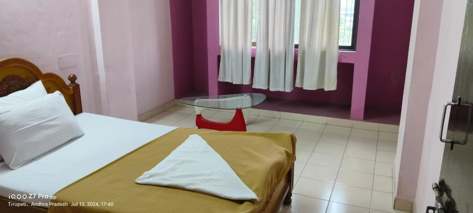 Apartment Haritha Apartments, Helpful Staff, Near Bus & Railway Station, Geyser, Tv, Priced Family-only In Tirupati, Big Families, Groups Welcome *