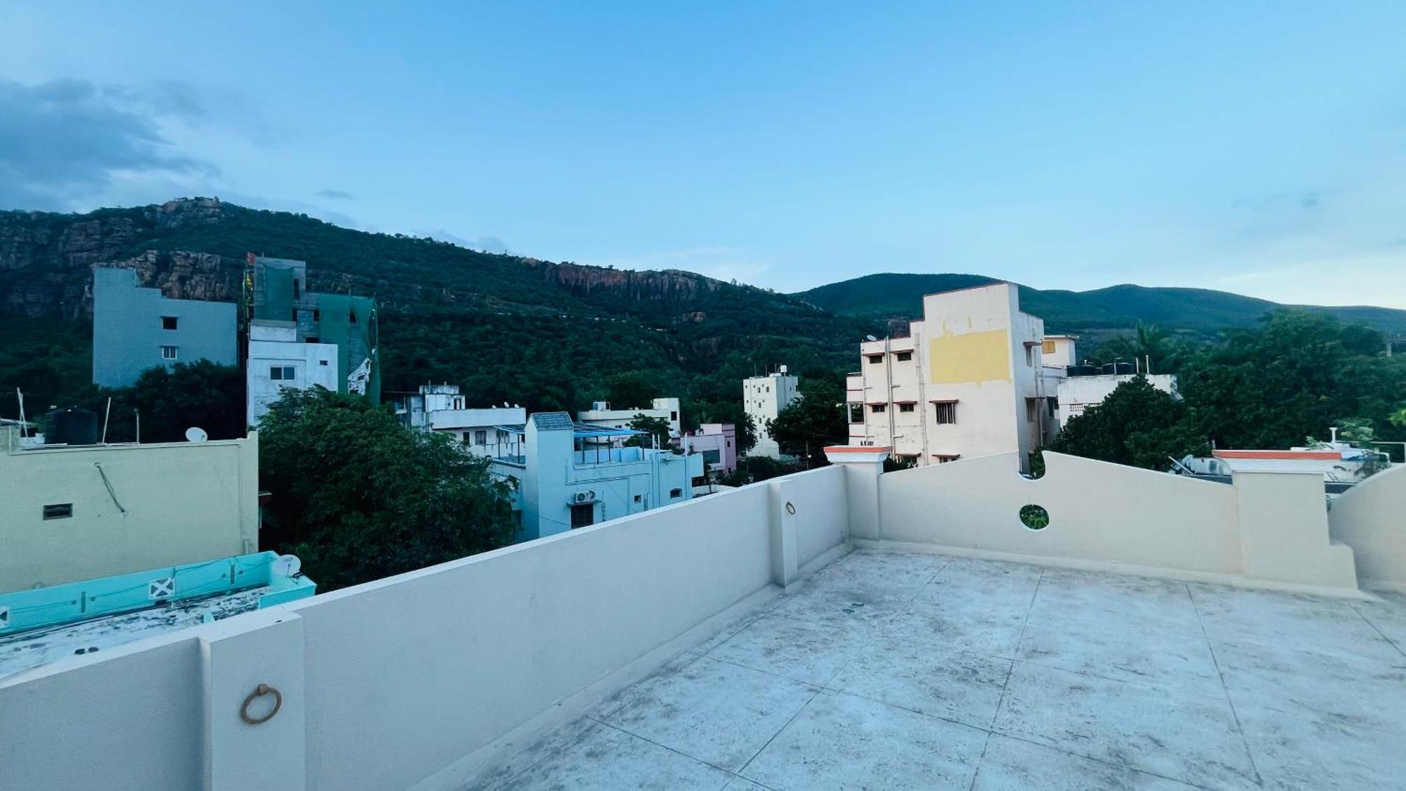 Homestay Nanda Mohan Homestay- Luxuries Ac Close To Alipiri Foothills-kapila Teertham And Iskcon Temple Tirupati