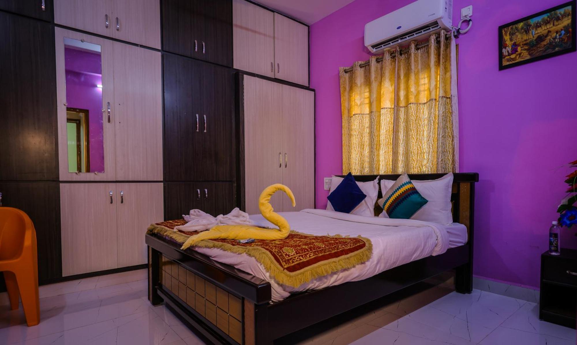 S V Ideal -2bhk Service Apartments-ac Bedrooms, Premium Amities, 2km To Tiruchanoor Padmavathi Temple , 6km To Alipiri, 24 Service Boys Available Homestay *