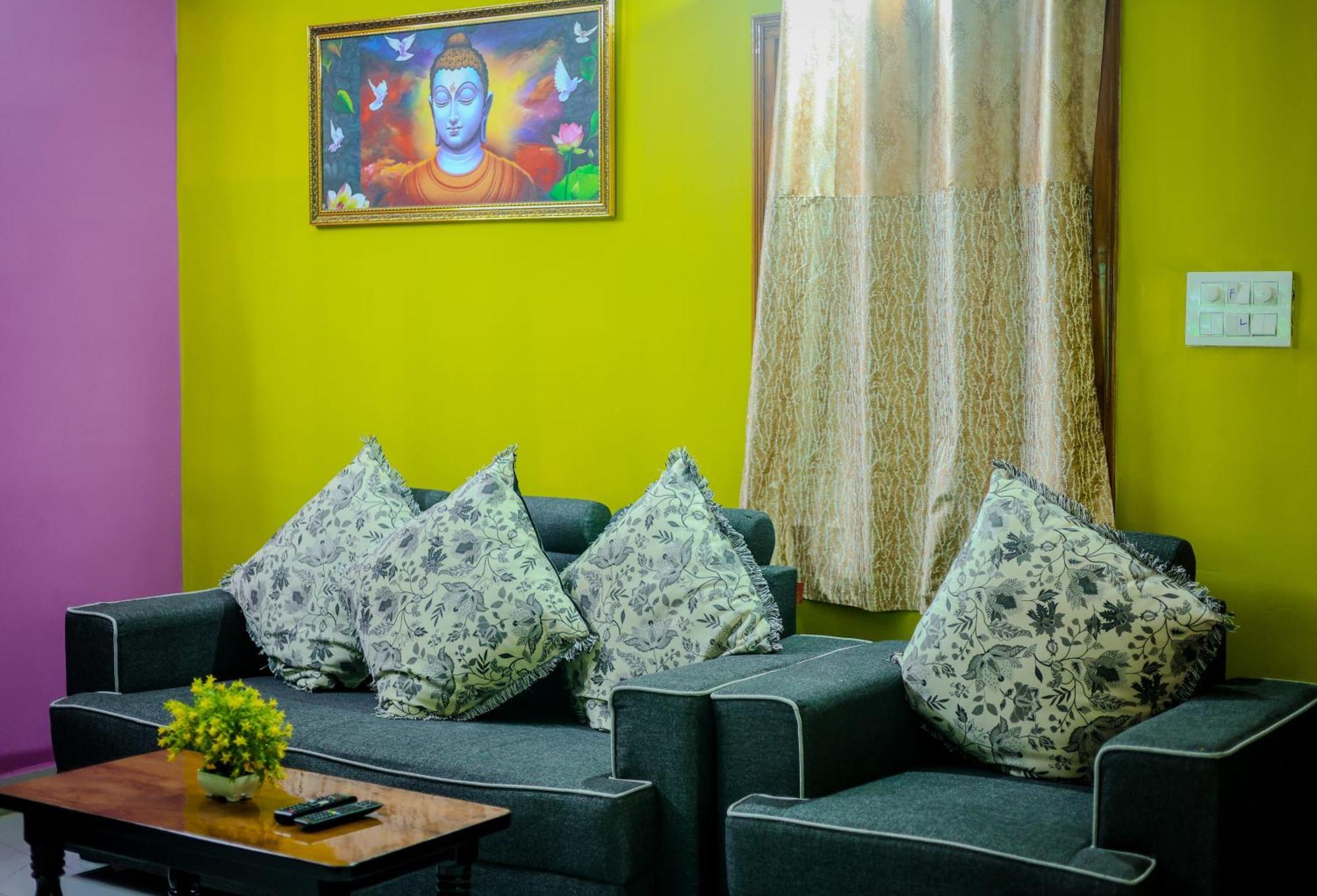 Homestay S V Ideal -2bhk Service Apartments-ac Bedrooms, Premium Amities, 2km To Tiruchanoor Padmavathi Temple , 6km To Alipiri, 24 Service Boys Available *