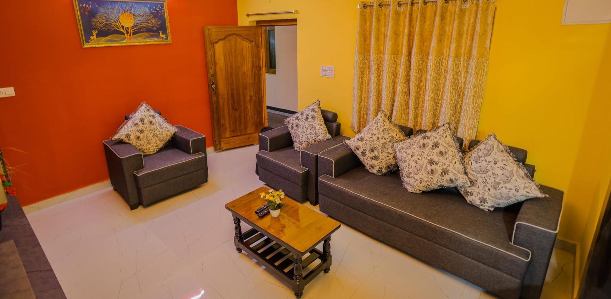 Homestay S V Ideal -2bhk Service Apartments-ac Bedrooms, Premium Amities, 2km To Tiruchanoor Padmavathi Temple , 6km To Alipiri, 24 Service Boys Available