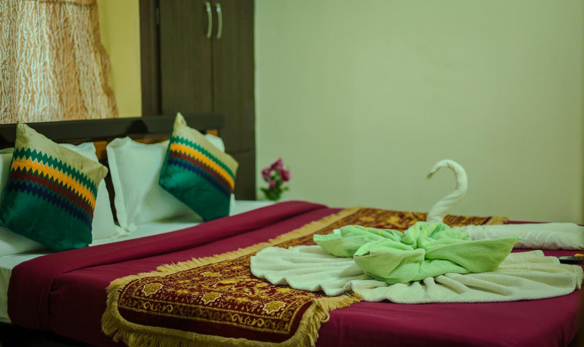 Homestay S V Ideal -2bhk Service Apartments-ac Bedrooms, Premium Amities, 2km To Tiruchanoor Padmavathi Temple , 6km To Alipiri, 24 Service Boys Available *