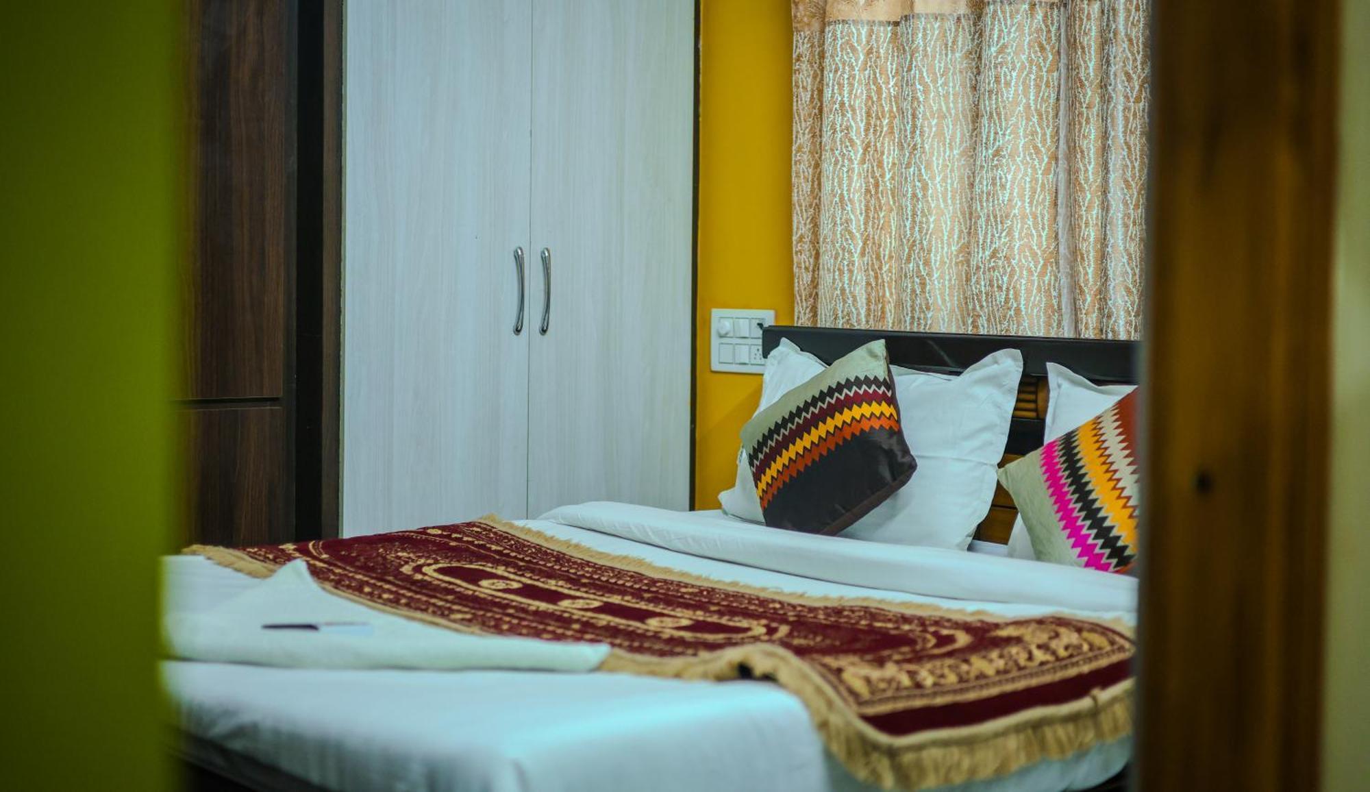 S V Ideal -2bhk Service Apartments-ac Bedrooms, Premium Amities, 2km To Tiruchanoor Padmavathi Temple , 6km To Alipiri, 24 Service Boys Available