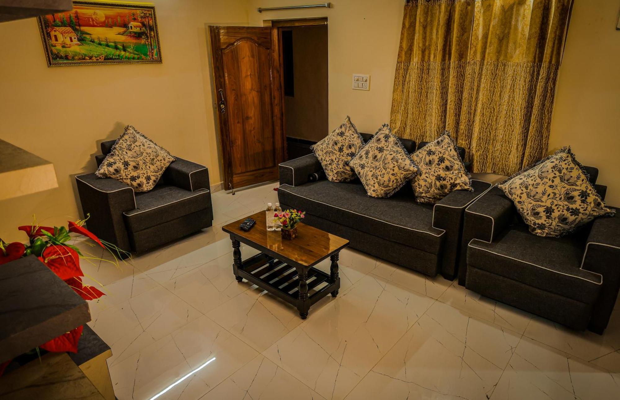 S V Ideal -2bhk Service Apartments-ac Bedrooms, Premium Amities, 2km To Tiruchanoor Padmavathi Temple , 6km To Alipiri, 24 Service Boys Available Homestay