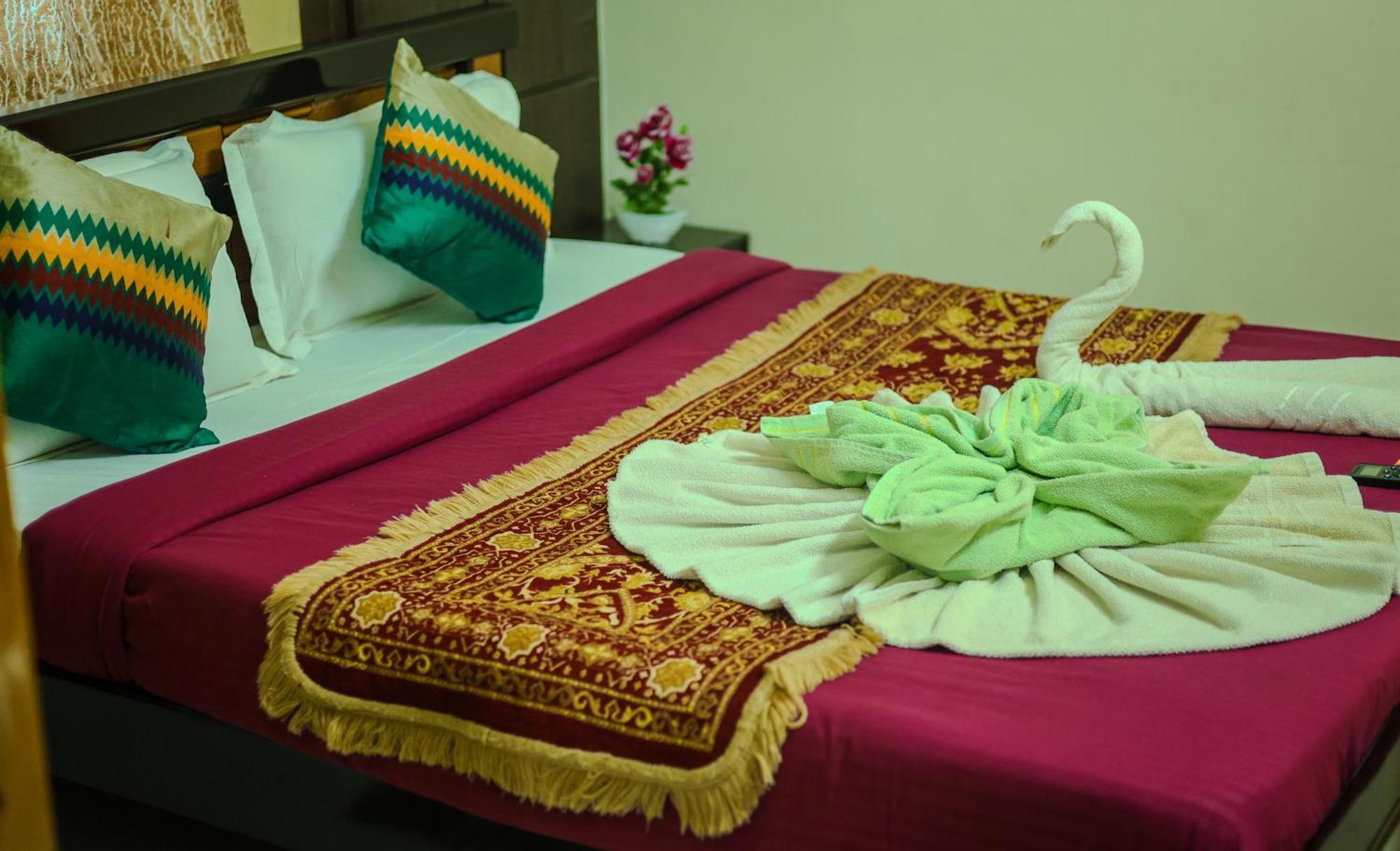S V Ideal -2bhk Service Apartments-ac Bedrooms, Premium Amities, 2km To Tiruchanoor Padmavathi Temple , 6km To Alipiri, 24 Service Boys Available Homestay Tirupati