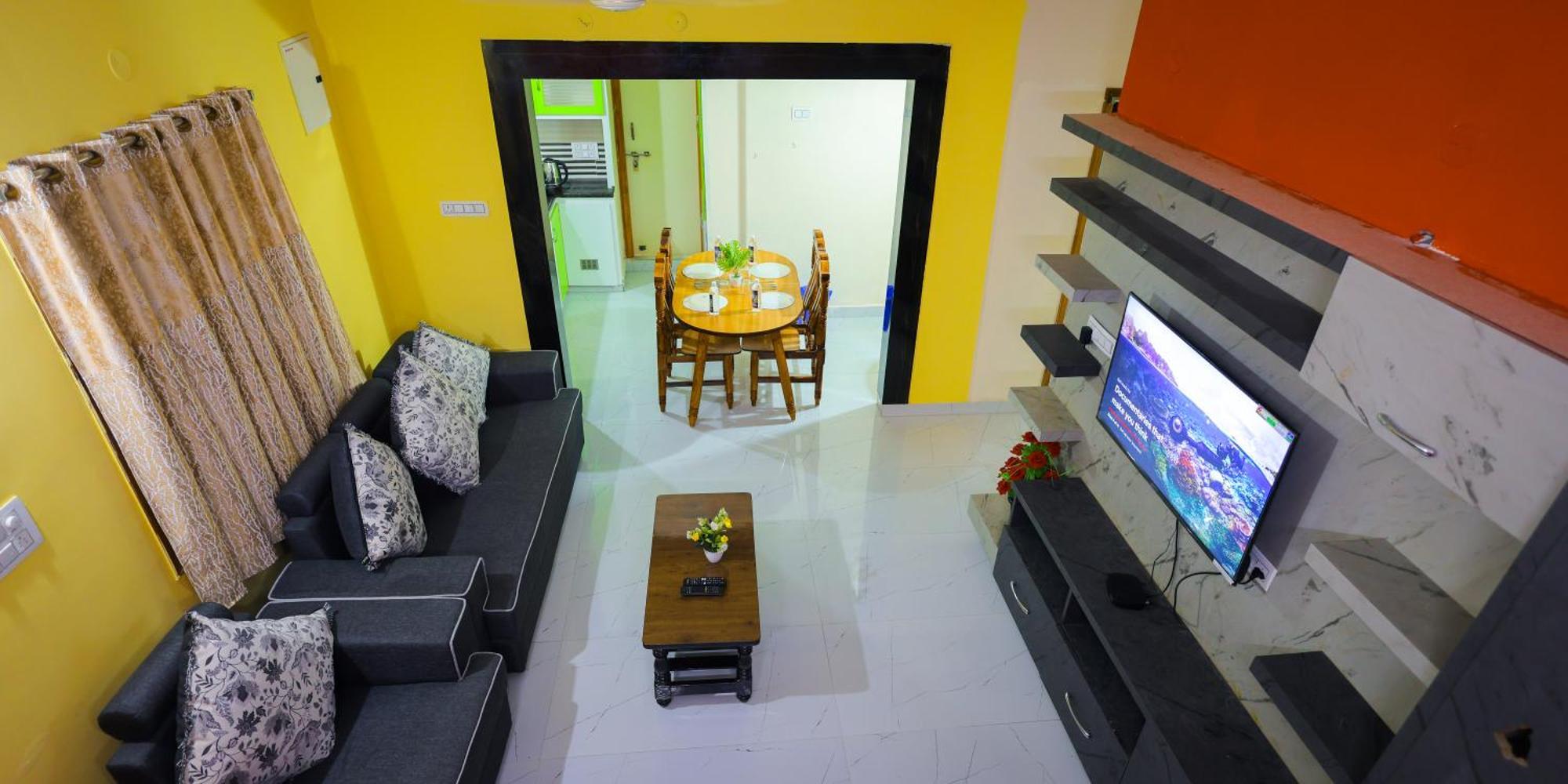 S V Ideal -2bhk Service Apartments-ac Bedrooms, Premium Amities, 2km To Tiruchanoor Padmavathi Temple , 6km To Alipiri, 24 Service Boys Available Homestay *