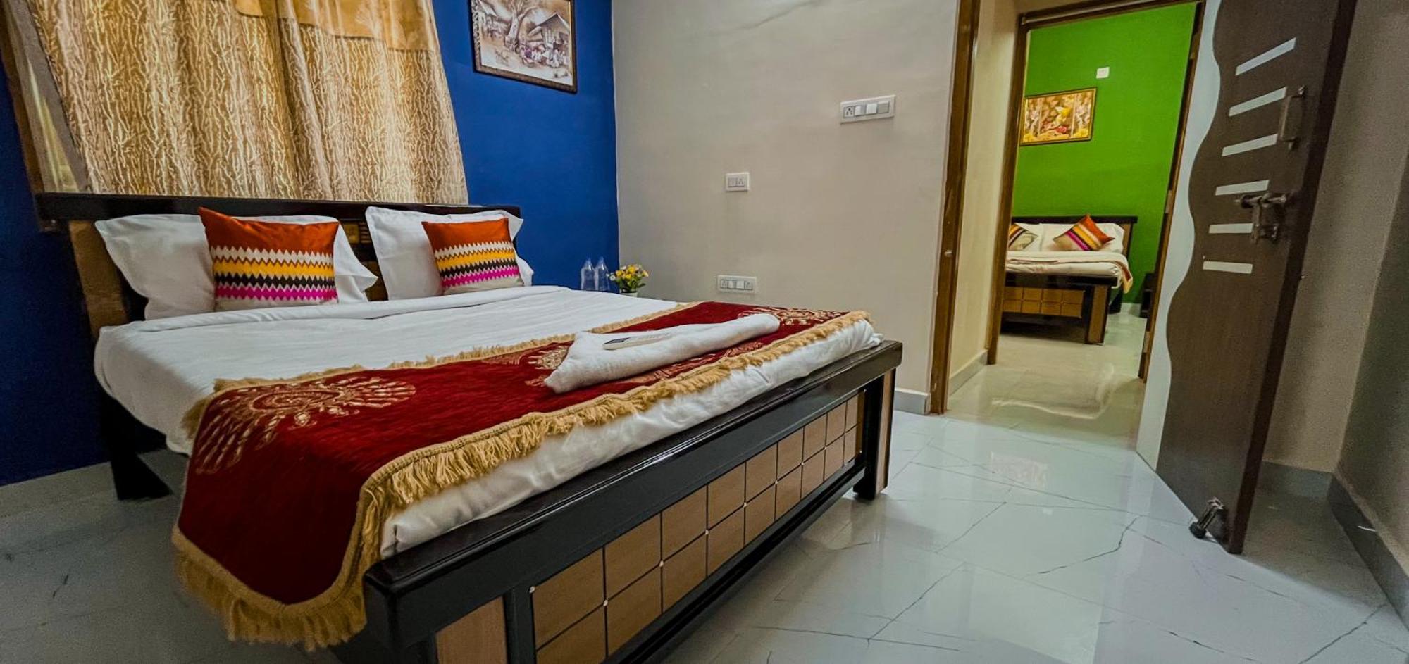 S V Ideal -2bhk Service Apartments-ac Bedrooms, Premium Amities, 2km To Tiruchanoor Padmavathi Temple , 6km To Alipiri, 24 Service Boys Available Homestay *