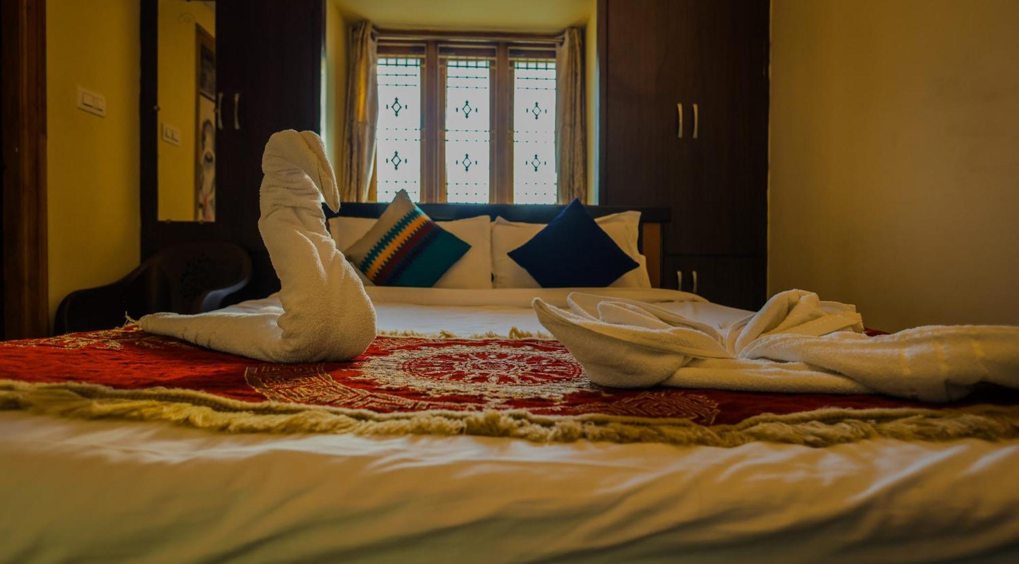 Homestay S V Ideal -2bhk Service Apartments-ac Bedrooms, Premium Amities, 2km To Tiruchanoor Padmavathi Temple , 6km To Alipiri, 24 Service Boys Available *