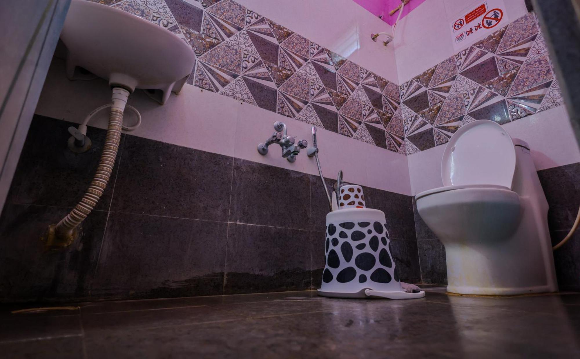 S V Ideal -2bhk Service Apartments-ac Bedrooms, Premium Amities, 2km To Tiruchanoor Padmavathi Temple , 6km To Alipiri, 24 Service Boys Available Homestay