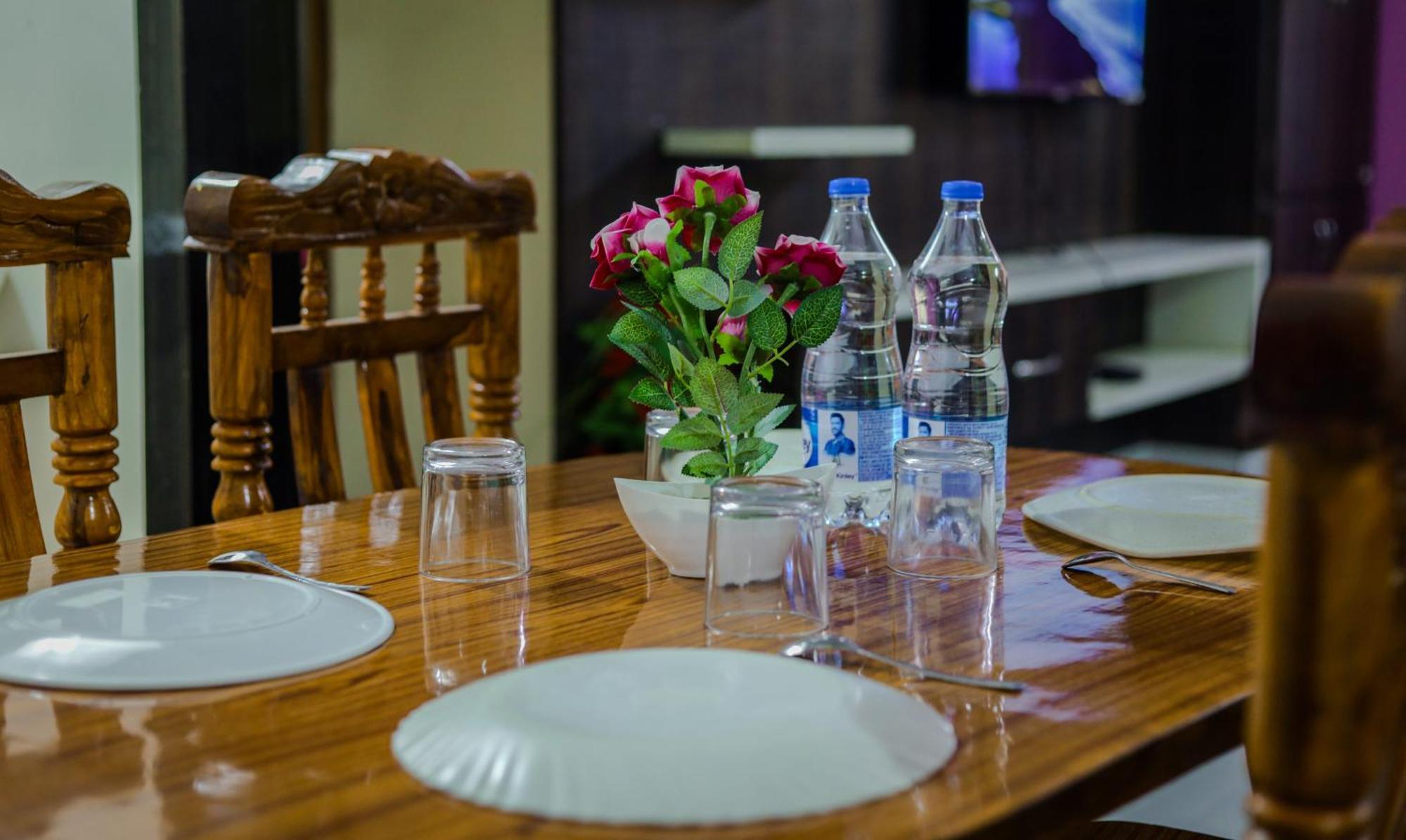 Homestay S V Ideal -2bhk Service Apartments-ac Bedrooms, Premium Amities, 2km To Tiruchanoor Padmavathi Temple , 6km To Alipiri, 24 Service Boys Available *