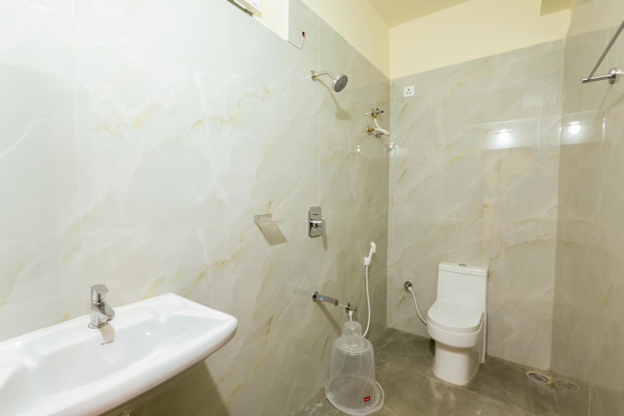 Olive Nest- Bus Stand- 300 Meters, Railway Station- 400 Meters Hotel Tirupati