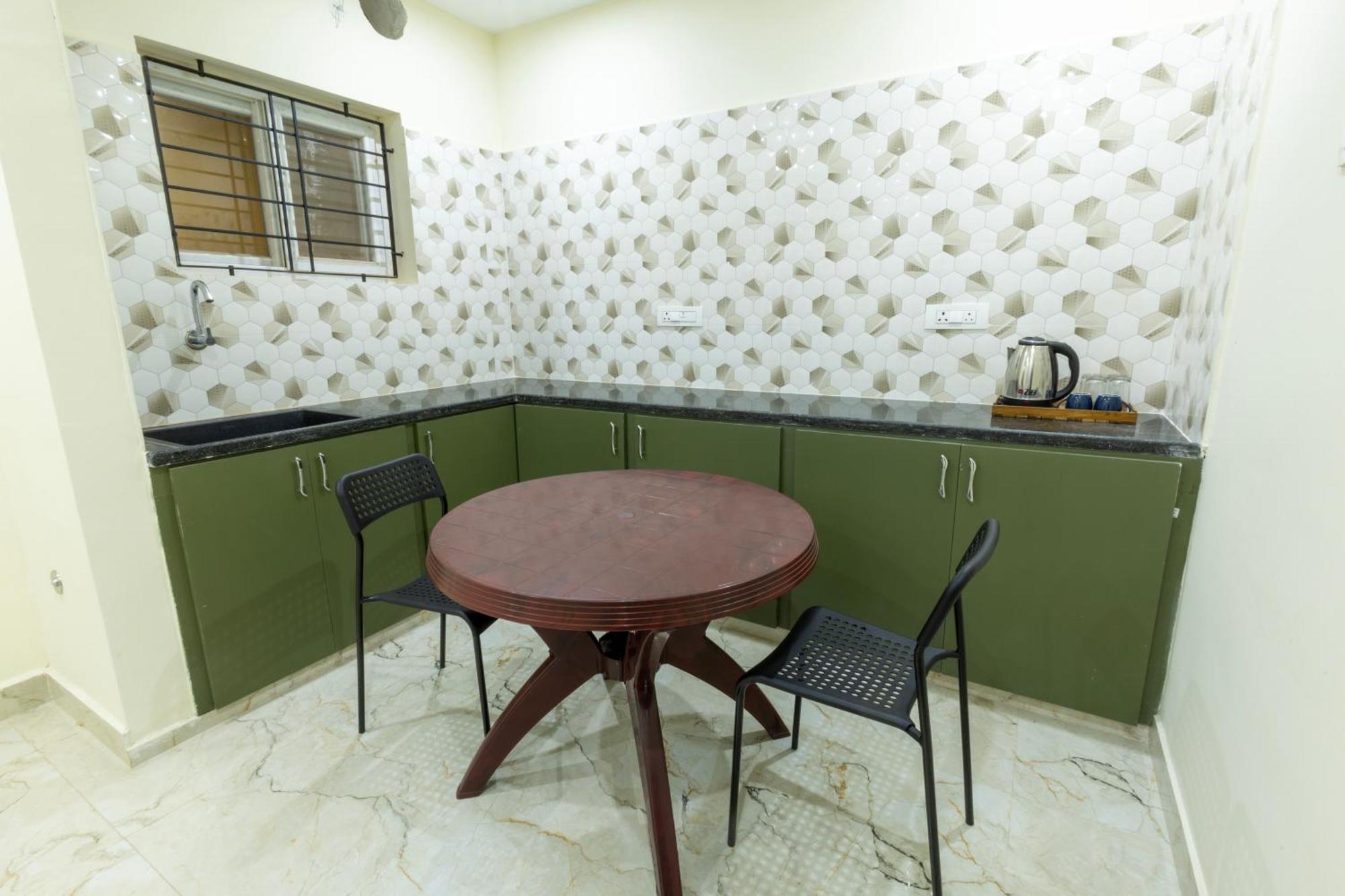 Olive Nest- Bus Stand- 300 Meters, Railway Station- 400 Meters Hotel Tirupati