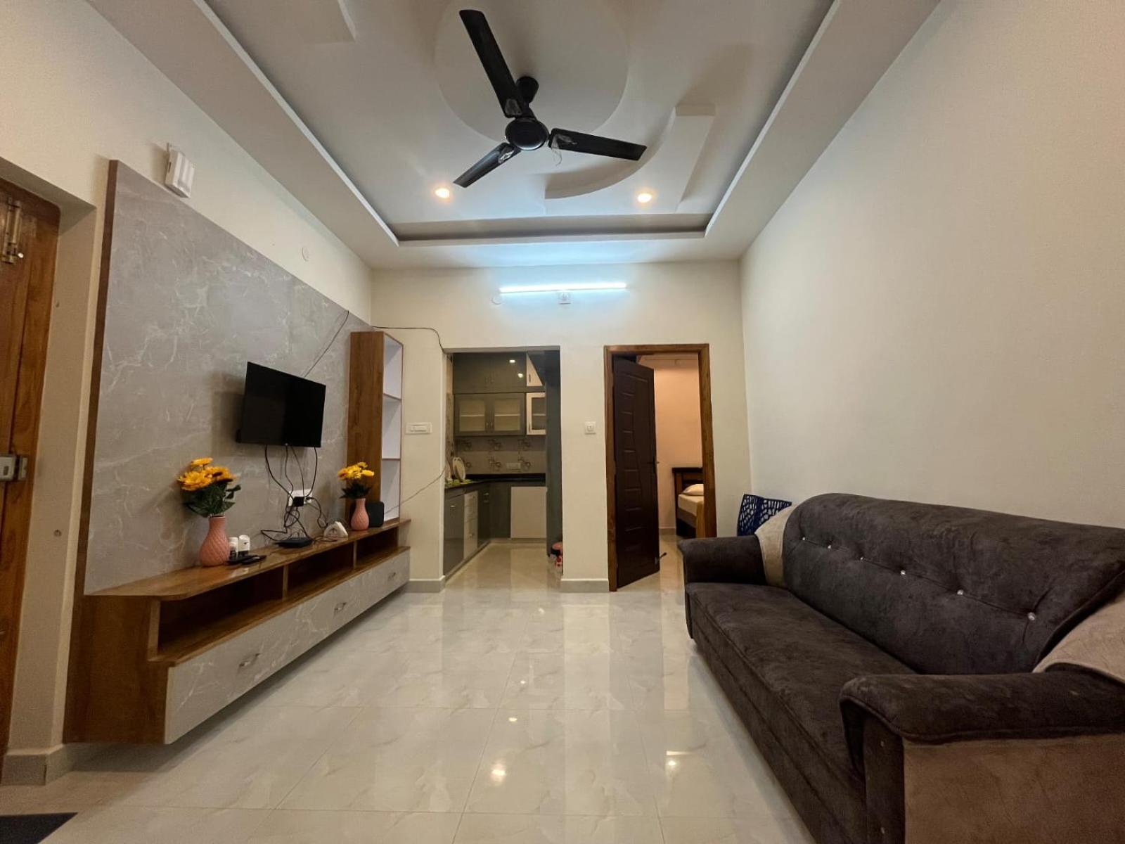 Padmavathi -2bhk 1bhk Ac For Group Of Families - Location - Flyover To Alipiri Gate - Walk To Ps4 Veg Restaurant - Modular Kitchen - Super Fast Wi-fi- Near To Bus Stand 2 Km-near To Railway Station 2km Homestay *