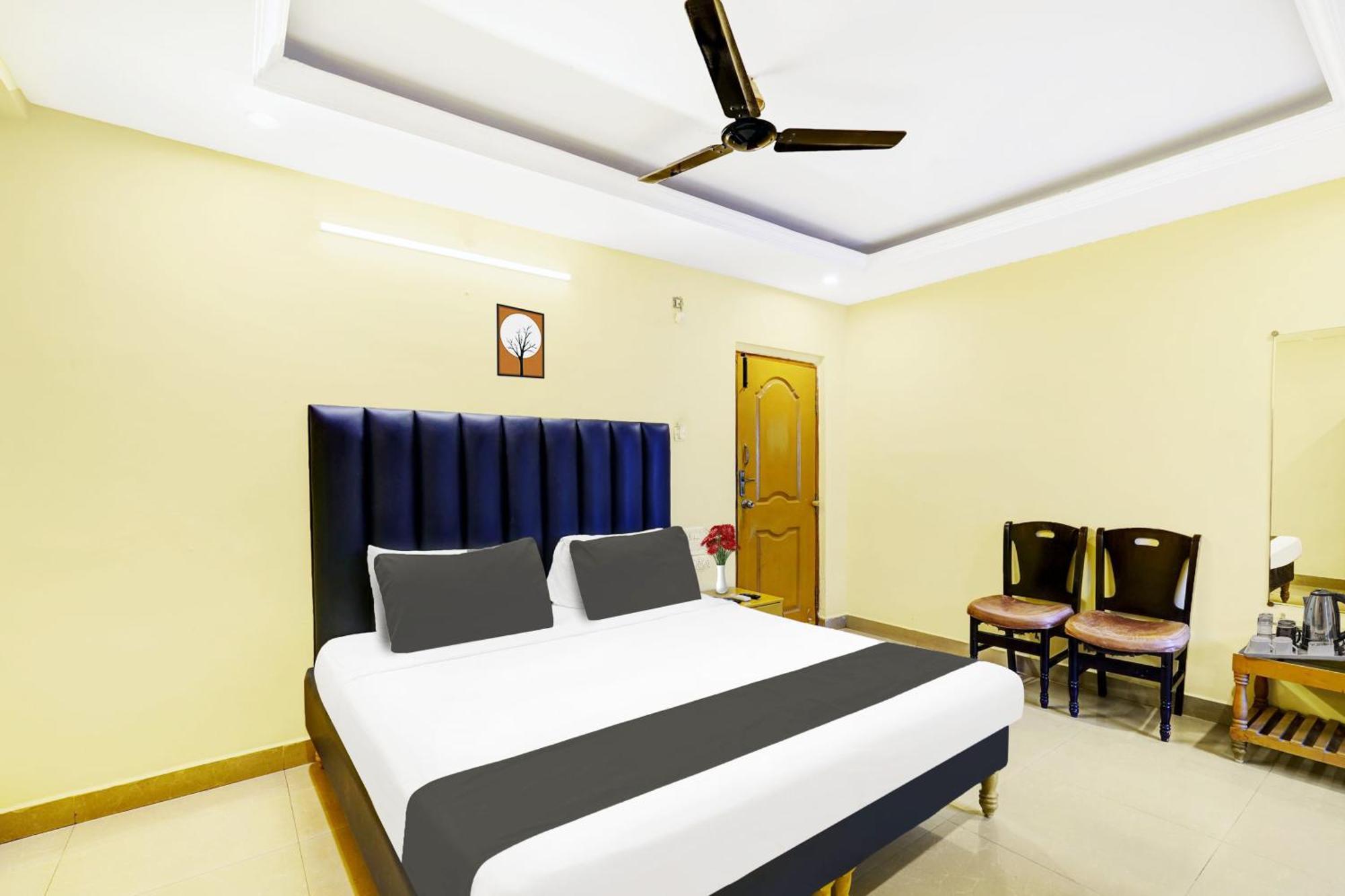 Hotel Super O Padmavathi Puram Near Railway Station 4*