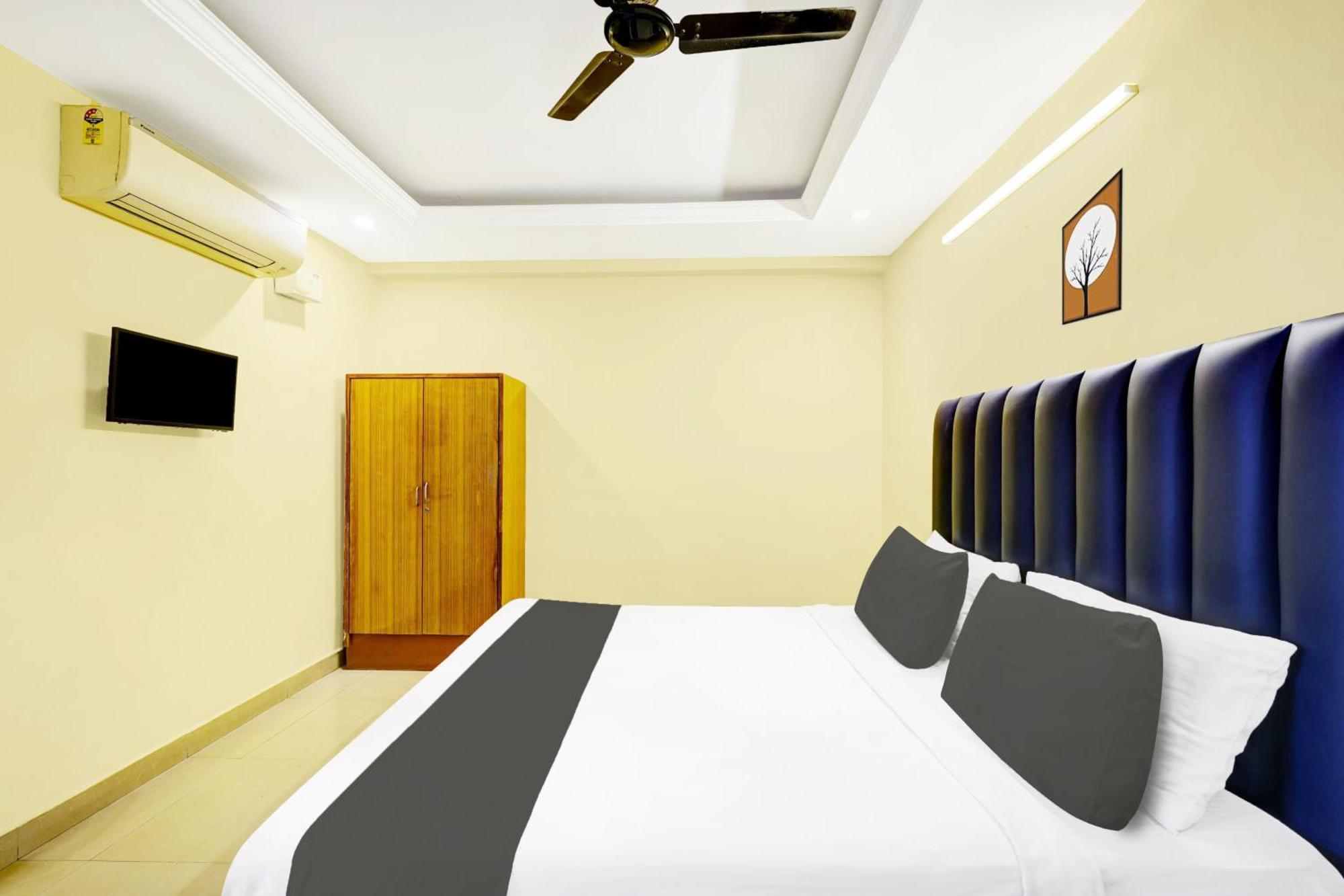 Super O Padmavathi Puram Near Railway Station Hotel 4*
