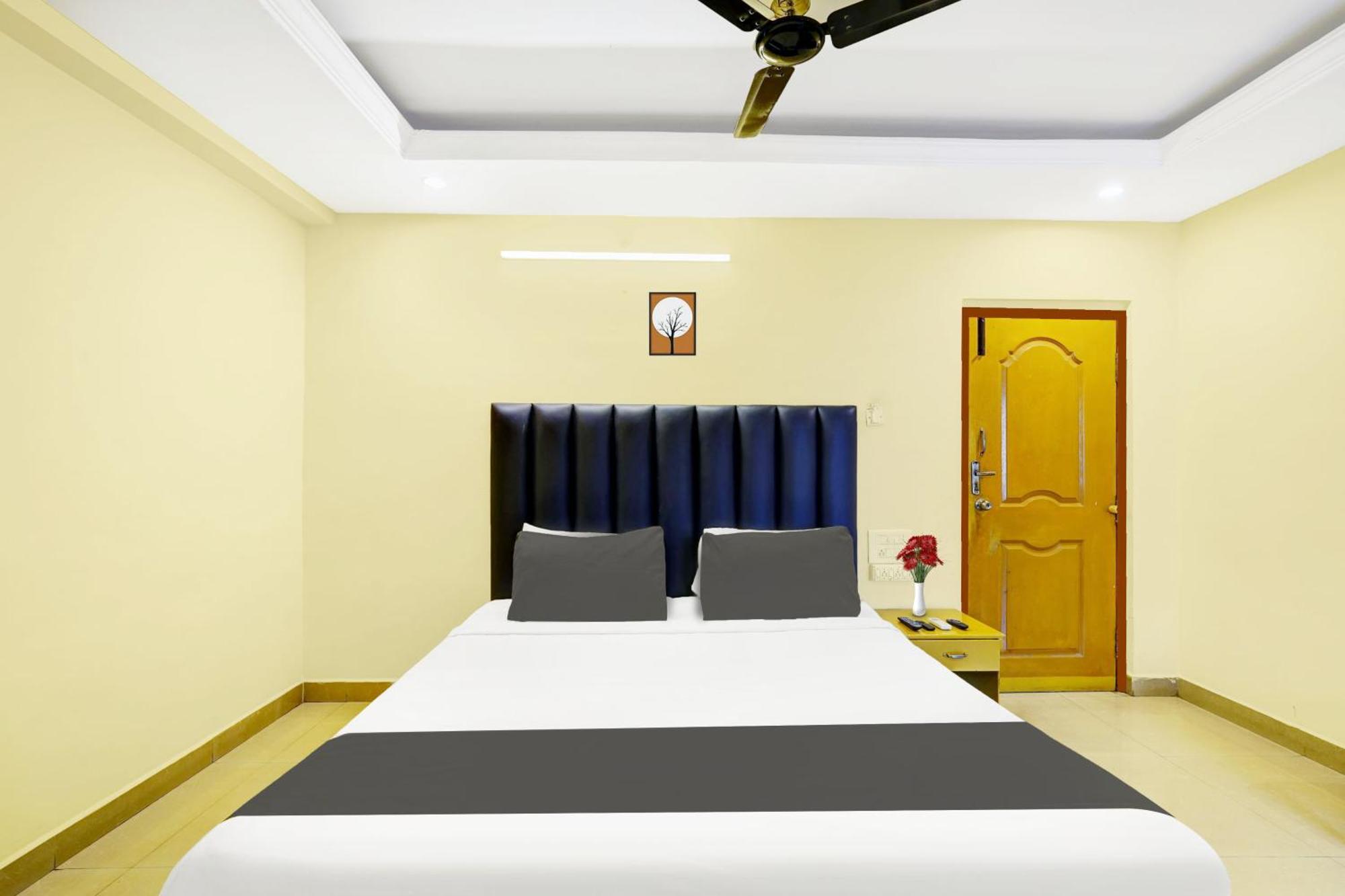 Hotel Super O Padmavathi Puram Near Railway Station 4*