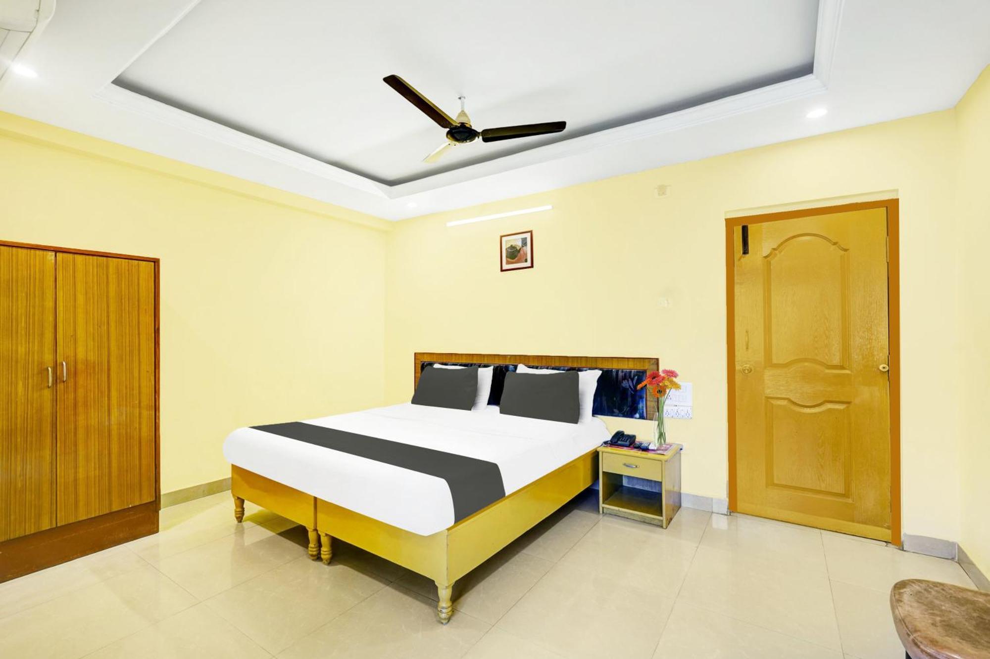 Super O Padmavathi Puram Near Railway Station Hotel 4*