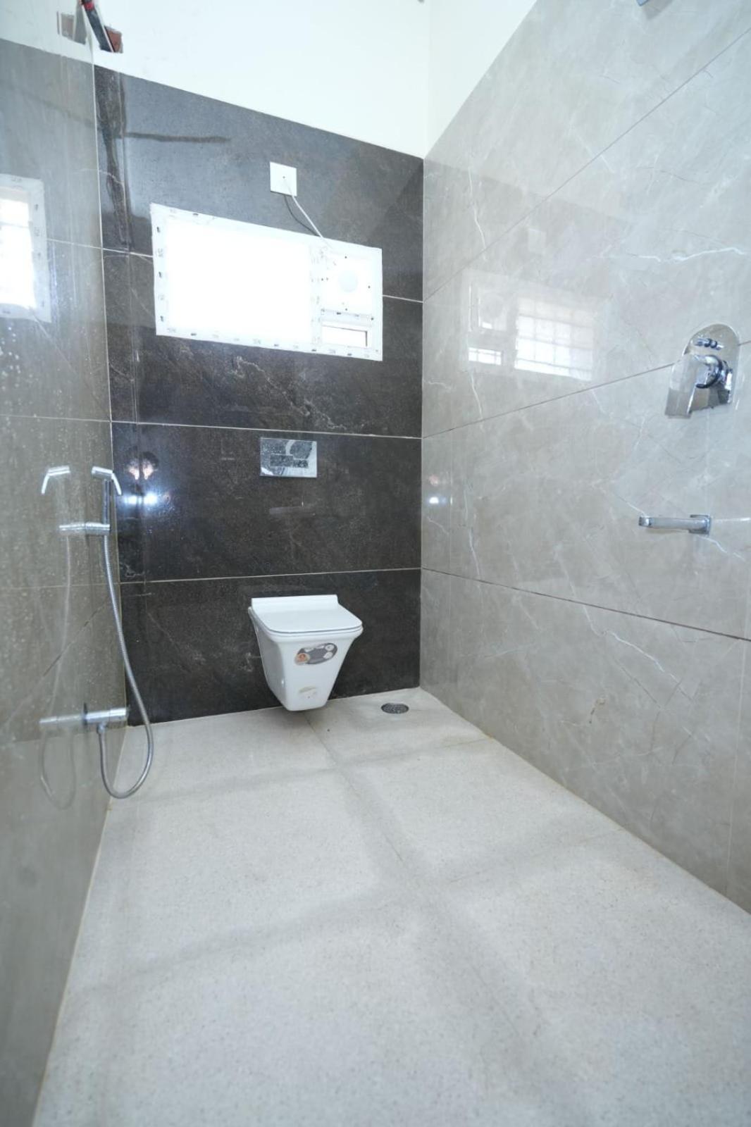 Apartment Brand-new Ultra-luxurious & Super Spacious 3bhk In The Heart Of The *