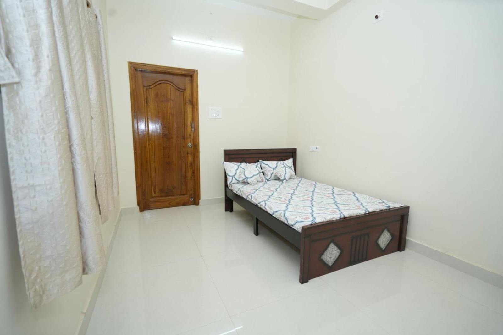 Apartment Brand-new Ultra-luxurious & Super Spacious 3bhk In The Heart Of The *