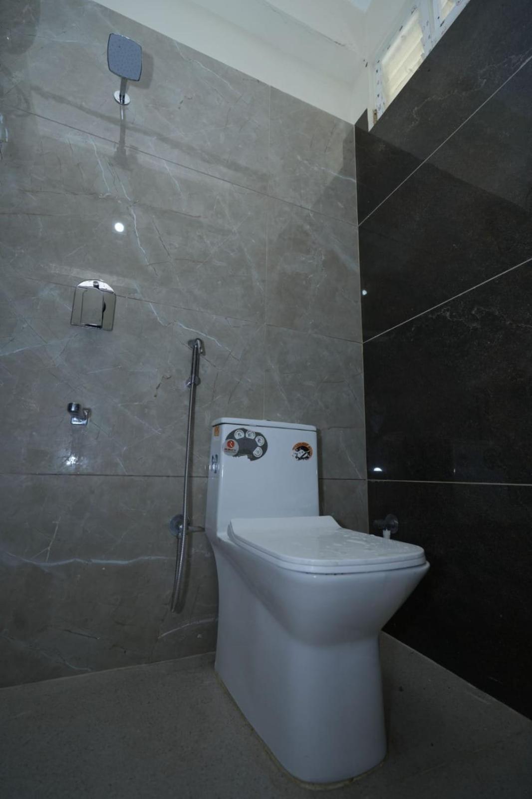 Brand-new Ultra-luxurious & Super Spacious 3bhk In The Heart Of The Apartment