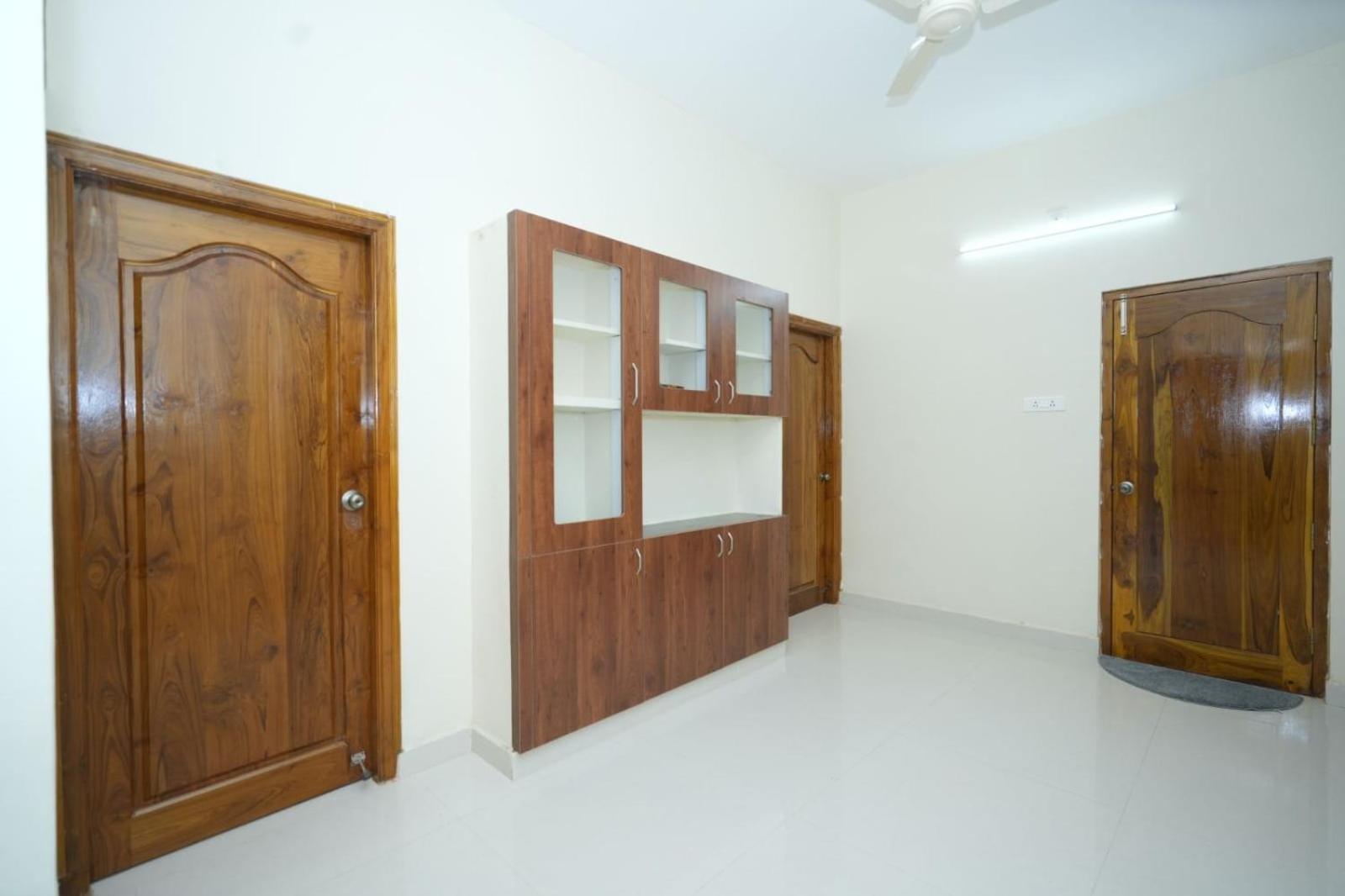 Brand-new Ultra-luxurious & Super Spacious 3bhk In The Heart Of The Apartment *