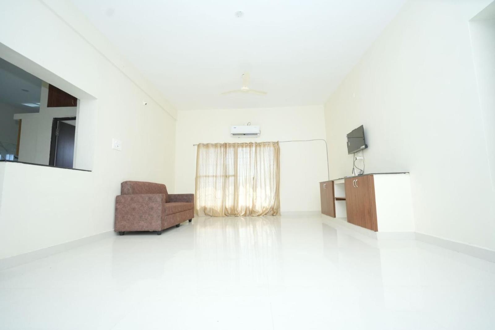 Brand-new Ultra-luxurious & Super Spacious 3bhk In The Heart Of The Apartment