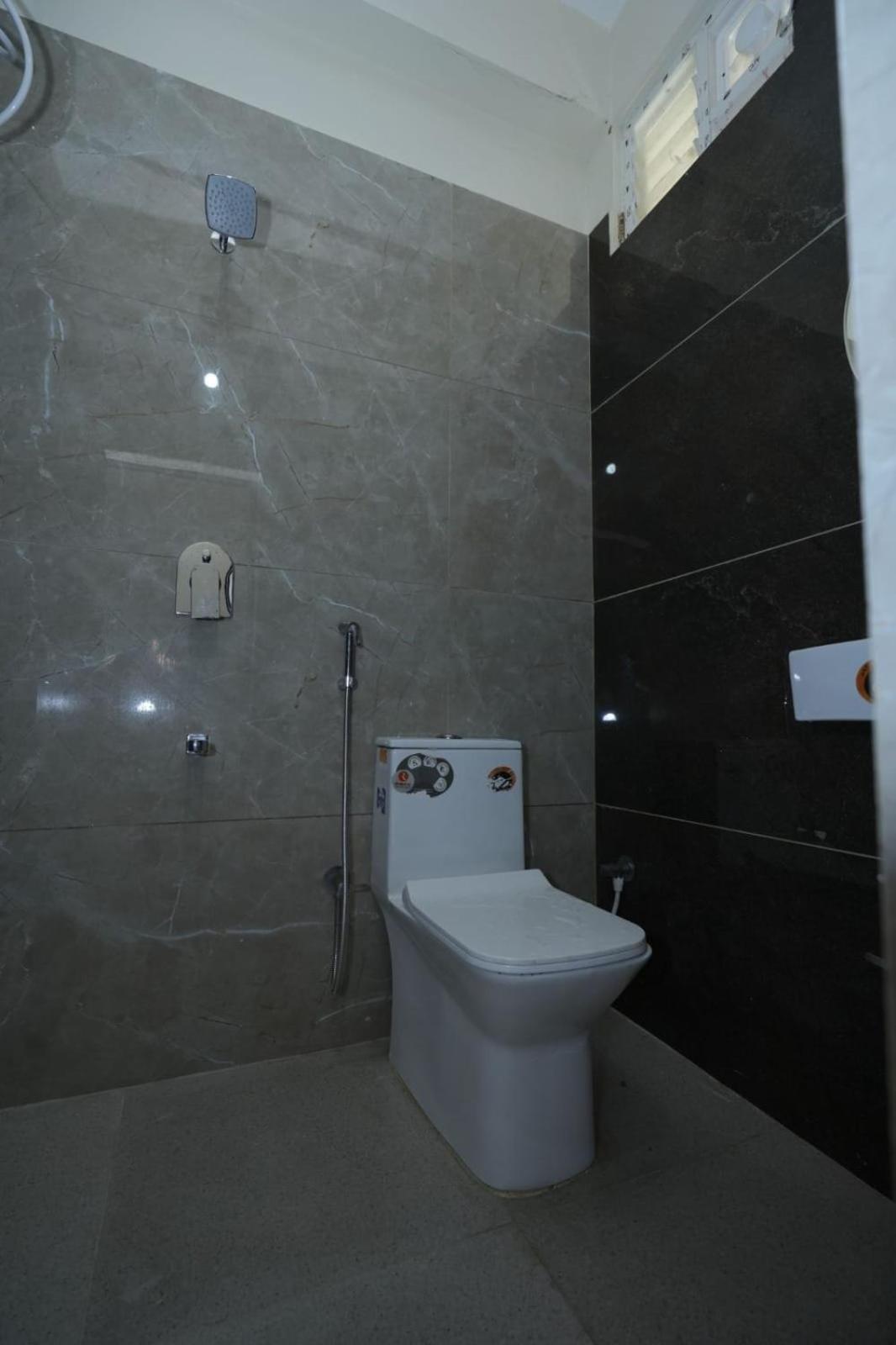 Apartment Brand-new Ultra-luxurious & Super Spacious 3bhk In The Heart Of The *
