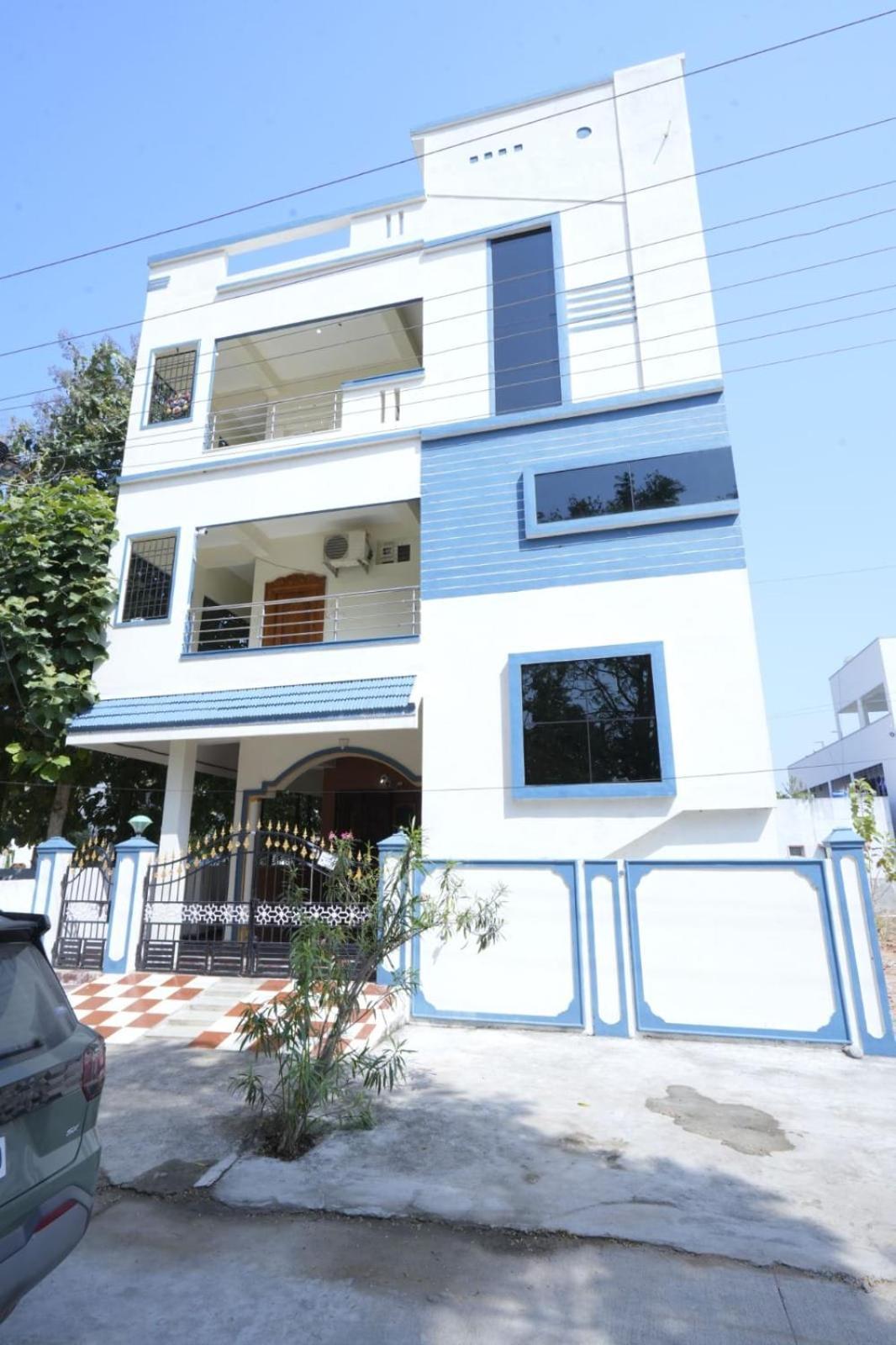 Apartment Brand-new Ultra-luxurious & Super Spacious 3bhk In The Heart Of The *