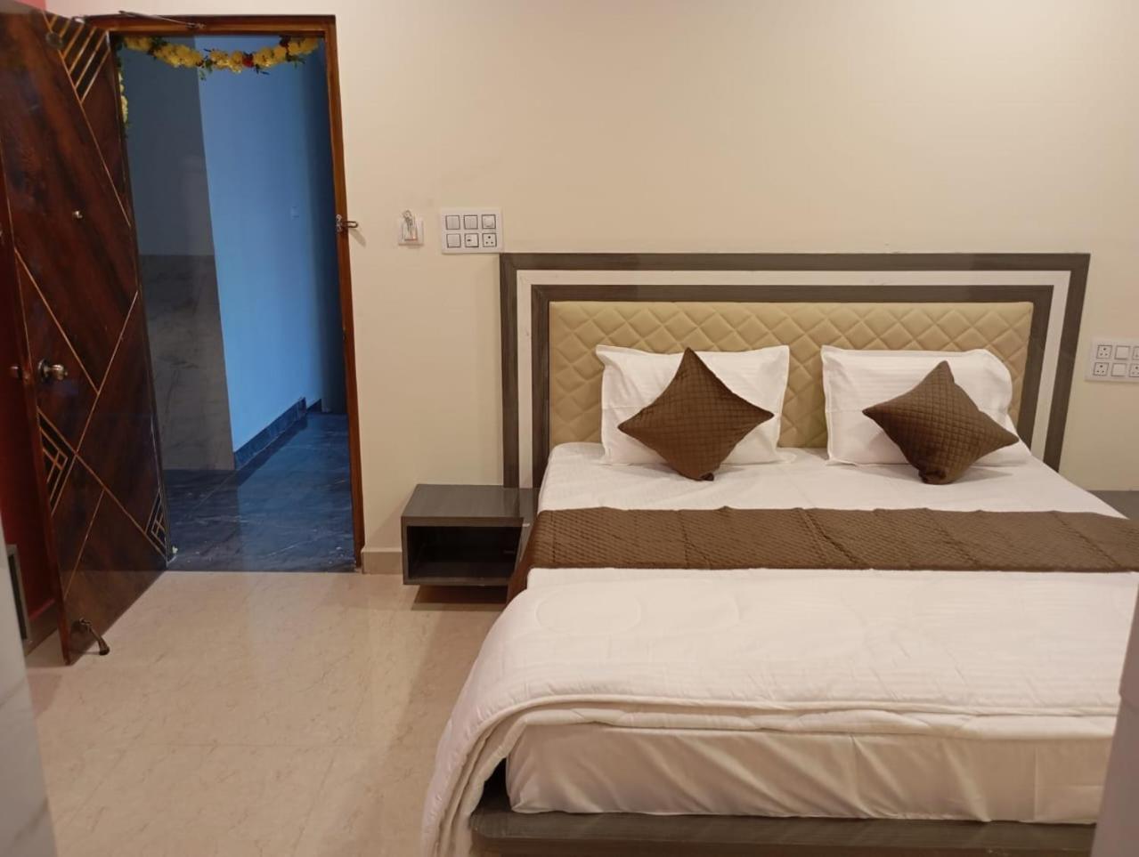 Aadya New Luxury Hotel 2*