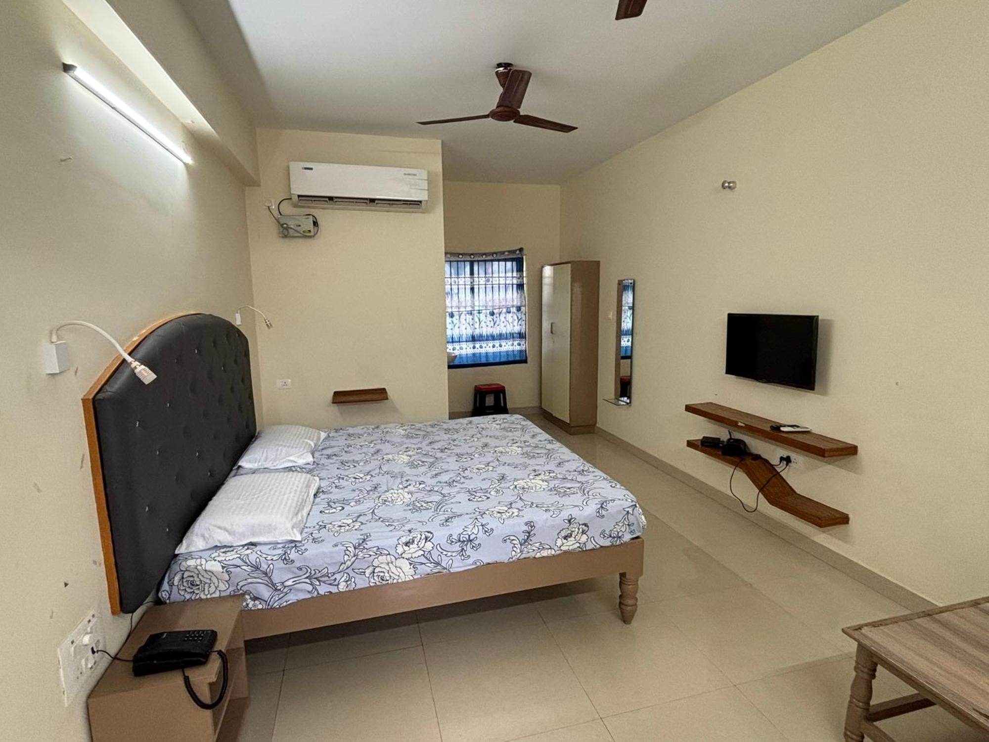 Srinivasa Hotel *