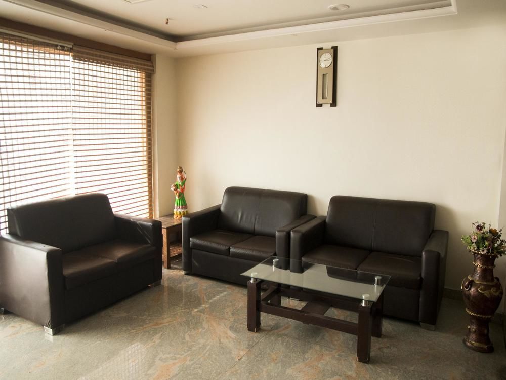 Oyo Srinivasam Complex Hotel