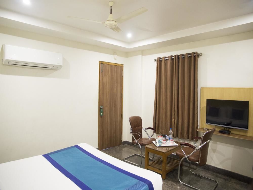 Oyo Srinivasam Complex Hotel