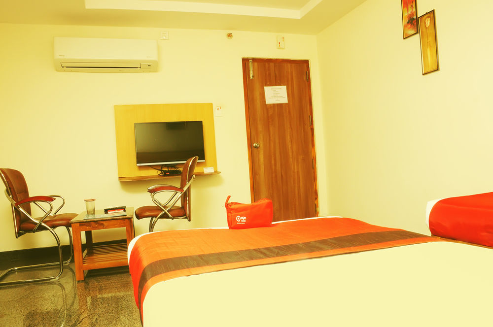 Oyo Srinivasam Complex Hotel