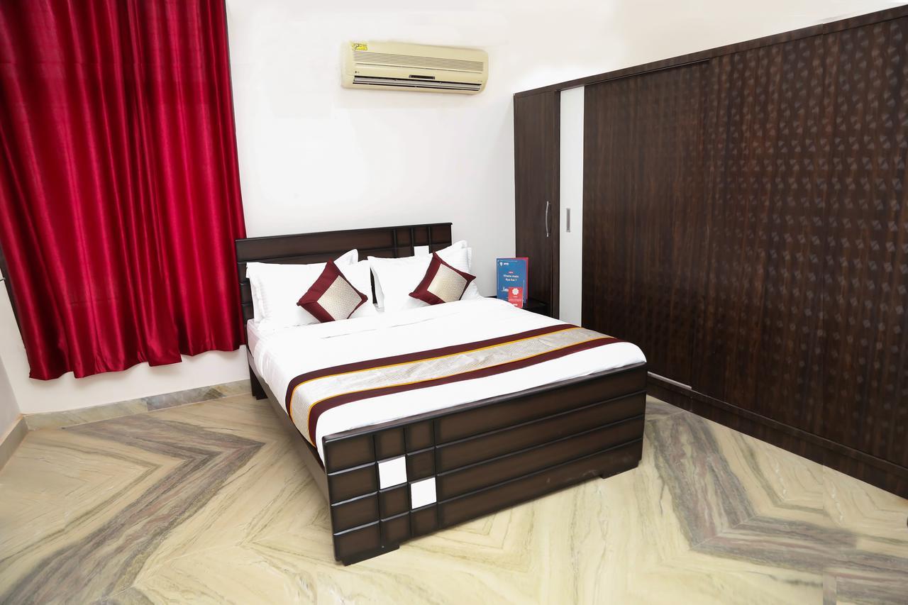 Hotel Oyo 9226 Near Railway Station 3*