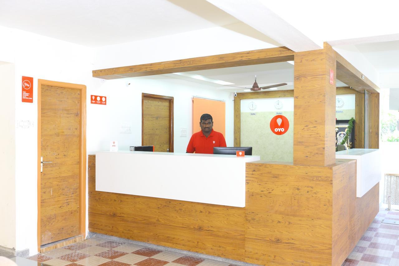 Oyo 10701 Moukthi Hotel