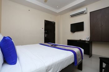Hotel Oyo 9015 Near Railway Station 3*